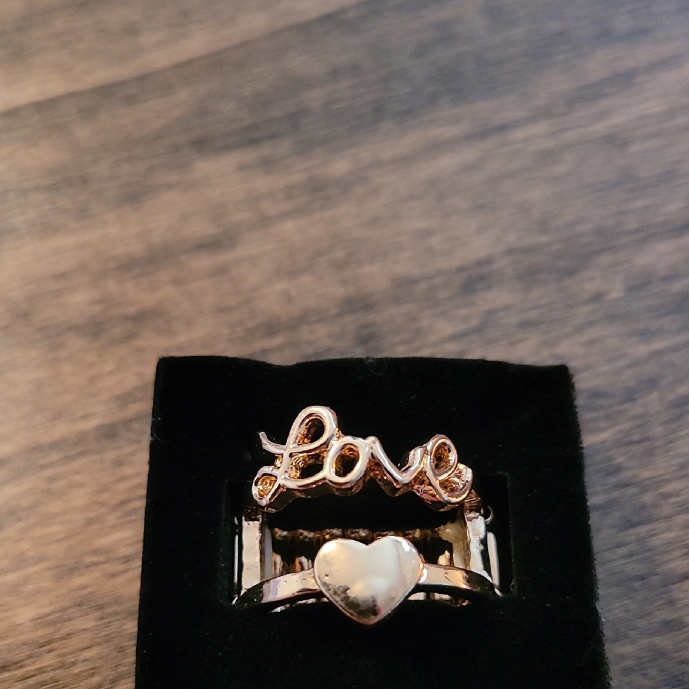 Ee Gold Heart and Love Ring Set